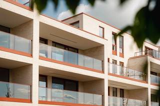 W.E.S.T. BEZOEKEN? ONTDEK ONS KIJKAPPARTEMENT TIJDENS DE KOMENDE OPENDEURDAGEN - Meer informatie via https://www.zabra.be/west.
Woonproject w.e.s.t. heeft opvallend veel troeven. Deze nieuwe woonomgeving ligt aan de rand van het centrum, net binnen de kleine ring van Roeselare. De groene invulling van dit project - met bomen, gras, water en speeltuigen in hout - geeft een gevoel van ruimte.
Dit geweldige penthouse heeft een totale oppervlakte van 102 m² en is voorzien van een prachtig zonneterras van 25 m². Met twee slaapkamers en twee badkamers is het perfect voor wie op zoek is naar een luxueuze en zorgeloze woonst. De penthouse is BEN (bijna-energieneutraal) en wordt verwarmd zonder gas, dankzij het Mirom-warmtenet. Een duurzame keuze voor de toekomst! Het binnengebied van de site is autovrij. Er zijn meer dan genoeg parkeerplaatsen, maar de auto blijft aan de rand. Bovendien wordt het gebruik van de auto overbodige luxe dankzij de nabije aanwezigheid van voorzieningen (winkels, restaurants etc.) Ook de fiets nemen wordt een aangename gelegenheid door het aangelegde fietspad dwars door de site.
Contacteer ons voor meer informatie op het nummer 0472 89 60 18. Onze vertegenwoordigers staan je graag te woord.