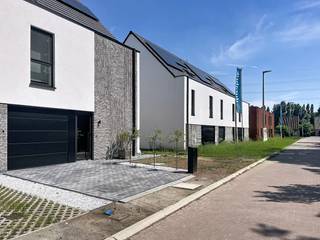 Energieneutrale (E-peil = - 8!) nieuwbouwwoning op een perceel van 324 m² is gelegen in een nieuwe straat zonder doorgaand verkeer. Deze halfopen bebouwing op lot 8 beschikt over een ruime woonkamer met ingerichte eilandkeuken en zicht op de omheinde tuin. Er is een inpandige garage met automatische sectionaalpoort en en aparte wasplaats. Op de bovenverdieping zijn 3 volwaardige slaapkamers met ruime badkamer met bad én douche, apart toilet en berging. Vaste trap naar een grote zolderkamer welke kan ingericht worden naar een 4de of zelfs 5de slpk en zelfs extra badkamer. De chape en veluxen zijn reeds mee voorzien in de prijs.<br /><br />De interieurafwerking van je huis gebeurt volledig volgens je persoonlijke wensen. Reken hiervoor op begeleiding en expertise van ons interieurteam en partners. Bespaar fors op je energiefactuur, dankzij het doorgedreven isolatiepakket, warmtepomp met vloerverwarming (+ koeling) , ventilatiesysteem D en uitgebreid pakket zonnepanelen (7290 wp!). Samen met de regenwaterput van 10.000L voldoet deze woning dus aan alle normen voor de toekomst! <br />Werken zijn gestart.<br /><br />De prijs is excl. btw en kosten. Bij Durabrik ben je zeker van een vaste prijs.<br />Download de brochure op https://durabrik.immo/evergem<br /><br />Heb je vragen? Contacteer ons dan via 09/280 60 60 of via info@durabrik.be<br /><br />*Afbeeldingen en oppervlaktes zijn indicatief. Voortuin lot 8 is AI gegenereerd.