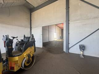 Nouvelle unité PME à vendre d'une superficie de 446  m² avec 216 m² d'espace de bureau et 7 places de parking privatives.L'entrepôt fait partie du...