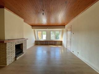 <p>Dakappartement 2 slaapkamers met dakterras 24 m²</p><p>Appartement met woonkamer, inkomhal, 2 slaapkamers, badkamer met bad en toilet, keuken, berging. Ingerichte keuken met gasfornuis, ingebouwde frigo en oven. Mogelijkheid om een wasmachine of vaatwasser te plaatsen. Zicht op groen/ bomen vanuit de living en de keuken (rustig).<br />Bewoonbare oppervlakte van 84 m².</p><p>De berging heeft toegang via een uitrekbare trap naar het dakterras van 24 m² in Bangkirai (sinds 2019) met zicht op de 3 torens van Gent. Gelegen vlakbij het mooie begijnhof en de Rabot torens.</p><p>Op de 4de verdieping op een totaal van 4. Voorzien van kleine lift voor 3 personen (max. 200 kg). Gemeenschappelijke verwarming met gascondensatie ketel BUDERUS en boiler BUDERUS per gebouw van 9 à 10 appartementen. Nieuwe calorimeters van SPM Technologies sinds dec 2025 voor verwarming en warm water.</p><p>Bouwjaar 1968. Dak en ramen werden gerenoveerd in 2019. EPC 176 kWh/m²/jaar of label B.</p><p>VME bestaande uit 58 appartementen in 6 residenties. Kosten: 792 €/trimester (verwarming, warm- en koud water, brandverzekering, lift, afval, syndicus enz. ). Werken te voorzien aan achtergevel.</p><p>Mogelijkheid tot aankoop van een ondergrondse garagebox voor 38.000 EUR.</p><p>Op 200 meter van tramhalte Gent Rabot (Begijnhoflaan) en 200 meter van tramhalte Gent Brugse Poort (Duizend Vuren). Mobiscore van 9,4 /10.</p><p>Supermarkt Okay City op 550 m of 7 min te voet, 900 m van LIDL en Carrefour market Gent Groene Vallei, 1 km van Aldi, 1,1 km van Proxy Delhaize.</p><p>Onroerende voorheffing 2026: 958 €.</p><p>Geen interesse in samenwerking met vastgoedmakelaar, gelieve jullie zich te onthouden.</p>