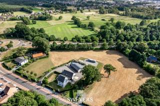 Voor meer info en foto’s, surf naar www.swevers.be – Op een perceel van ruim 1 hectare biedt deze volledig gerenoveerde open bebouwing aan de Hasseltsesteenweg 231 in Beringen een unieke mix van ruimte, comfort en centrale ligging. Met een bewoonbare oppervlakte van 431 m² en verdeeld over drie verdiepingen, is dit een instapklare gezinswoning met tal van mogelijkheden. De woning omvat onder meer een lichtrijke leefruimte, een moderne keuken met eiland, een veranda, meerdere badkamers en maar liefst zes slaapkamers en/of bureauruimtes. Ideaal voor wie wonen en werken wil combineren. Op de tweede verdieping vind je extra wooncomfort met een derde badkamer, een kinderkamer en een multifunctionele overloop. Buiten geniet je van een zuidwestelijk georiënteerd perceel met uitgestrekte tuinmogelijkheden. Voorzieningen zoals airco, alarm, zonnepanelen en videofoon verhogen het wooncomfort en de energie-efficiëntie. De ligging garandeert een vlotte verbinding naar de E313, Beringen en Hasselt, met winkels en openbaar vervoer vlakbij. Voor meer informatie, bel 011 255 155. Bron bewoonbare oppervlakte: EPC – verslag.