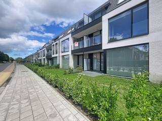 Ontdek dit prachtige nieuwbouwappartement met twee slaapkamers en een zuidgericht terras, gelegen in het bruisende Sint-Andries! Dit moderne appartement biedt niet alleen een stijlvolle en comfortabele leefruimte, maar bevindt zich ook op een ideale locatie, omringd door een scala aan voorzieningen. Geniet van het gemak van winkels, openbaar vervoer, scholen en een snelle verbinding met de autosnelwegen, allemaal binnen handbereik. Bovendien is dit appartement energiezuinig ontworpen, waardoor je niet alleen geniet van een comfortabel thuis, maar ook bijdraagt aan een duurzame toekomst. Deze woning belooft een perfecte combinatie van hedendaags wonen en ultiem gemak. Mis deze kans niet om jouw ideale thuis te vinden!Indeling:1°V.: inkom met apart toilet - woonkamer (27 m²) met open keuken (7 m²) voorzien van keramische kookplaat, combi oven, frigo, vaatwasser en dubbele spoelbak - berging (3 m²) met aansluiting voor de wasmachine - badkamer (4 m²) voorzien douche en enkele lavabo - 2 slaapkamers (11 m² - 9 m²) - zuid gericht terras (5 m²)-1°V.: afgesloten garagebox (20 m²)Algemeen: - Huurprijs: € 950,00/maand incl. Garagebox - Provisie gemeenschappelijke kosten: € 65,00/maand - Beschikbaar vanaf 01/08/2026