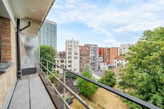 Brussel (Louizawijk) – Ideaal gelegen op een steenworp afstand van de Louizalaan en de wijk Châtelain, en dicht bij alle voorzieningen (openbaar vervoer, winkels, scholen, restaurants, enz.), biedt We Invest deze prachtige studio met terras en parkeerplaats aan. De studio bestaat uit: een inkomhal met ingebouwde vestiairekast, een mooie, lichte leefruimte die uitgeeft op een terras op het westen, een slaapgedeelte (geïntegreerd in de woonkamer), een uitgeruste keuken, een badkamer met aansluiting voor een wasmachine, een apart toilet en een kelder. Beveiligde parkeerplaats beschikbaar (tegen een meerprijs van € 25.000). Dubbele beglazing en conforme elektrische installatie. EPC-score: D. Beschikbaar bij het verlijden van de akte. Absoluut een bezoek waard! 02 217 22 91