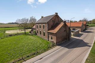 <p>Droom je van een plek waar charme, ruimte en potentieel samenkomen? In Walsbets wacht deze authentieke boerderij uit 1890 op iemand die haar opnieuw laat stralen. Op een perceel van ca. <strong>22a</strong> geniet je hier van karakter, rust en verrassend veel mogelijkheden.</p><p>Achter de gevel schuilt een woning met een warme, landelijke ziel. De benedenverdieping vormt een stevige basis voor een prachtig renovatieproject, met authentieke elementen die vragen om bewaard en in ere hersteld te worden. De woning is volledig gewelfd onderkelderd, wat niet alleen bijzonder is, maar ook heel wat extra ruimte en mogelijkheden biedt. Dankzij de centrale verwarming op gas en de dubbele beglazing in houten raamkozijnen, vernieuwd in 1988, is er al een mooie basis aanwezig.</p><p>Ook boven ontdek je een huis vol potentieel. De verschillende zolders openen de deur naar tal van invullingen: extra slaapkamers, een hobbyruimte, bureau of een sfeervolle master suite. Hier kan je echt een thuis creëren dat meegroeit met jouw plannen en levensstijl.</p><p>Buiten geniet je van een eigen inrit van <strong>120m²</strong> en een mooi perceel waar tuin, buitenleven en vrijheid centraal staan. En dat alles op slechts ongeveer 2 km van Landen, met winkels, voorzieningen en verbindingen binnen handbereik. Wie op zoek is naar een woning met karakter en toekomst, voelt hier meteen dat dit wel eens het begin van iets moois kan zijn.<br /><br /><strong><u>Vraag bezoek aan : jan.berge@living-stone.be 0470/980 210</u></strong></p>