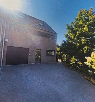 In optie<br /><br />Ruime, kwalitatief afgewerkte gezinswoning met 4 slaapkamers op zeer centrale ligging in Melsele!<br /><br />Instapklare en energiezuinige woning uit 2014 met maar liefst 243 m² bewoonbare oppervlakte op een perceel van 471 m². Dankzij de zuidwestelijke oriëntatie geniet je hier volop van licht en zon. De woning beschikt over 4 slaapkamers, 2 badkamers, 2 toiletten, een inpandige garage, 2 bergingen en technische ruimte. <br /><br />Het gelijkvloers voorziet de woning van een prachtige leefruimte met open keuken voorzien van alle comfort (heteluchtoven, microgolfoven, dubbele spoelbak, vaatwasser, koelkast, diepvries en inductie kookvuur), een gezellige eethoek (met ingemaakte kasten en indirecte verlichting), een zithoek en een apart toilet met handenwasser. <br /><br />Op het eerste verdiep bevinden zich drie ruime slaapkamers (met ingemaakte kasten), een ruime badkamer (voorzien van inloopdouche, dubbel lavabomeubel en hangkasten) en een apart toilet. Alle slaapkamers zijn uitgerust met verduisterende screens.<br /><br />Op de tweede verdieping is er een vierde zeer ruime slaapkamer met aansluitend prachtig afgewerkte badkamer (voorzien van ligbad en dubbel lavabomeubel), een bureauruimte en een kleine zolderberging. Deze verdieping is zeer praktisch en kwalitatief afgewerkt met tal van ingemaakte kasten. <br /><br />De woning beschikt bovendien over een ruime inpandige garage met aansluitend een berging. De woning heeft een zuidwest georiënteerde tuin met terras en pergola (voorzien van alle opties: mogelijkheid om dak en alle zijwanden te openen, ledverlichting, infraroodverwarming en zonnescreens).<br /><br />Een absolute troef is de bereikbaarheid (vlakbij invalswegen zoals E34, E17, N70).<br /><br />Ook op het vlak energie (EPC A) is deze woning uitstekend uitgerust met vloerverwarming op alle verdiepingen, 15 zonnepanelen 4050 Wp, een thuisbatterij 10 kW, airconditioning op de eerste en tweede verdieping en een waterverzachter.