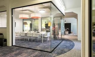 Prachtige kantoorruimte gelegen in het hart van de site van Tour &amp; Taxis, in de onmiddellijke nabijheid van het Noord Station en het stadscentrum.  Het gebouw is volledig gerenoveerd en voorzien van zonnepanelen, airconditioning en CO²-indicatoren.  Talrijke faciliteiten: parkeerplaats, winkels, restaurants, kinderopvang, fitnessruimte en pendelbus naar Noord Station.<br />Gemakkelijk bereikbaar met het openbaar vervoer.<br />Oppervlakte: 390 m²<br />Archief beschikbaar: 100 €/m²/jaar<br />Belastingen en heffingen niet inbegrepen.