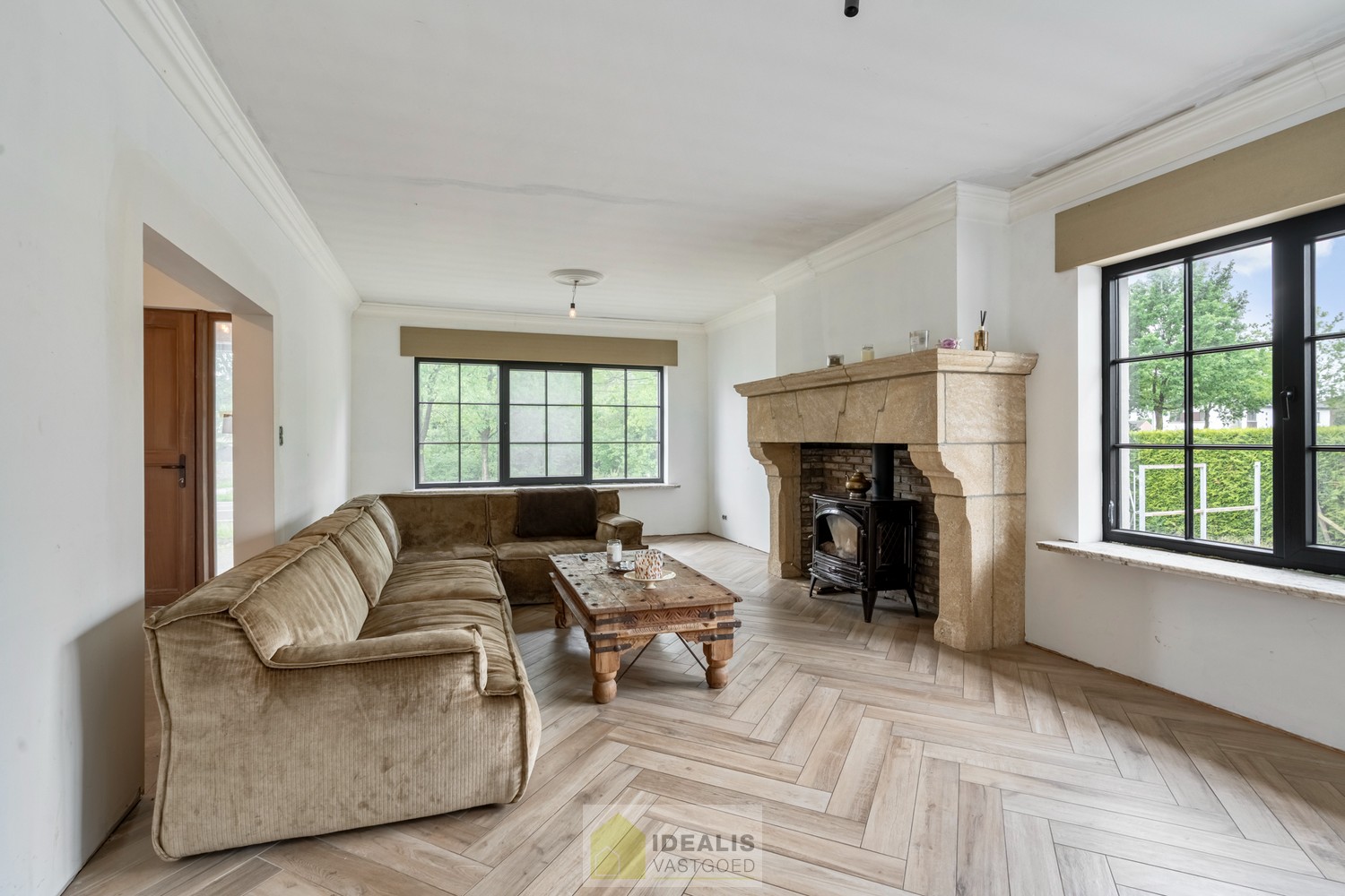 KNAPPE GROTENDEELS GERENOVEERDE EENGEZINSWONING MET EEN HEERLIJK LICHTRIJKE WOONKAMER MET OPEN KEUKEN, AANSLUITEND VERANDA MET ZICHT OP DE ZEER RUIME TUIN (+-2700M²!), 3 SLAAPKAMERS, RUIMTELIJKE BADKAMER VOORZIEN VAN BAD EN INLOOPDOUCHE EN DE WONING IS VO - foto 5