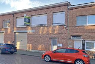 Ideaal gelegen opbrengsteigendom met 2 appartementen op de eerste verdieping en een gelijkvloers magazijn aan de Lierse stadsrand. Vlakbij...