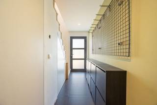 Te koop: Prachtige woning in Viersel!Deze gesloten bebouwing is gelegen op een uiterst rustige locatie en combineert comfort, stijl en bereikbaarheid.Kenmerken:Praktische woning met veel mogelijkhedenOpen keuken volledig uitgerust met kwalitatieve toestellen, praktische berging en bureauruimteOp de eerste verdieping zijn er 2 afgewerkte slaapkamers waarvan 1 met dressing, 1 badkamer met stijlvolle afwerkingOp de tweede verdieping is er de mogelijkheid om 3 extra slaapkamers verder af te werkenDiepe tuin met afgewerkt tuinterras en fijne zomerbar (nog verder af te werken)Mogelijkheid om vlakbij een garage te hurenOppervlakte: 501 m²Bewoonbare oppervlakte: 230 m²Locatie: Watersportlaan 10, 2240 VierselEen droomplek om te wonen!BIJZONDERHEDEN: Elektriciteit conform - Perceelscore B & Gebouwscore A - Oppervlaktematen zijn indicatief volgens epc.Mis deze kans niet!Contacteer ons vandaag nog en ontvang als eerste informatie over deze prachtige woning.