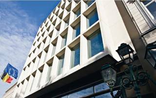 Aangename kantoren te huur in de Europese wijk. <br /><br />Kantoren beschikbaar tussen 336m² en 880m².<br />Parking ratio: 1/92m².<br />Archieven beschikbaar.