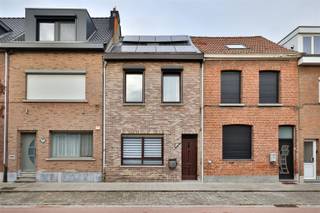Deze woning met 3 slaapkamers en een grote tuin is gunstig gelegen voor openbaar vervoer (bus en tram), vele  fietsverbindingen en scholen. Via de...