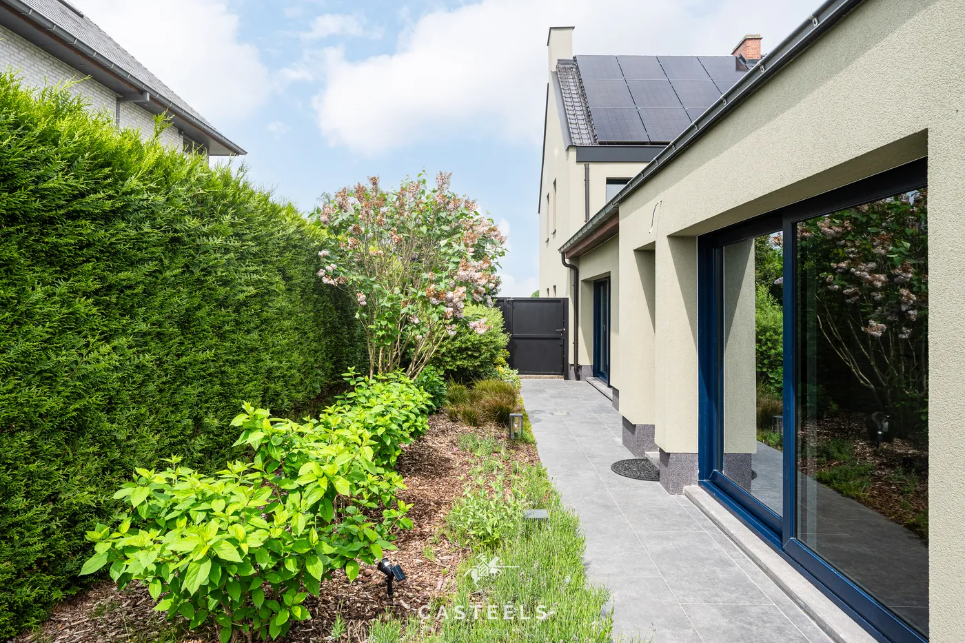 Charmante maison de 1936 entièrement rénovée, située à la limite entre Merelbeke et Melle, offrant tout le confort moderne - photo 2
