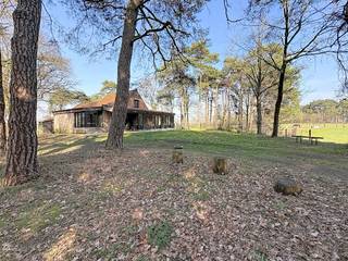 Gerenoveerde boutique woning, met aparte stal voor paarden, garage en weides.Deze charmante woning, voorzien van warmtepomp en vloerverwarming, omvat;- inkom- toilet- woonkamer- volledig ingerichte keuken- eethoek- ingerichte badkamer, met douche en lavabomeubel- slaapkamer/bureau- (zolder)slaapkamer - kelderHet stalgebouw omvat;- 2 degelijke paardenboxen- poetsplaats voor de paarden- toilet - hooizolderGarageOp het rustig gelegen terrein van ca 1,5 hectare liggen er ook 3 omheinde weides, met omheide toegangsweg van en naar de stallen.