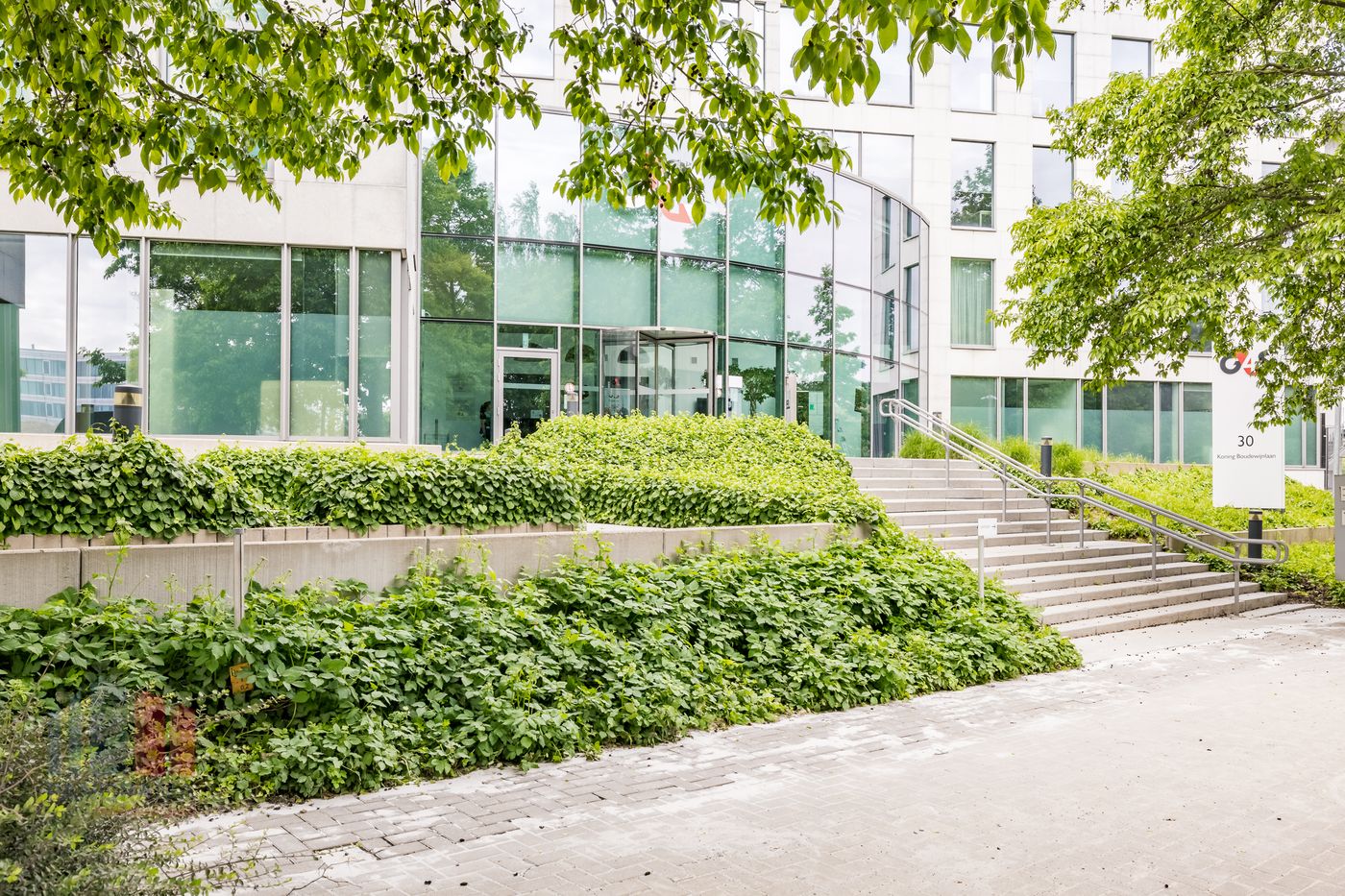 351 m²  Offices with visibility from the R0 - photo 5