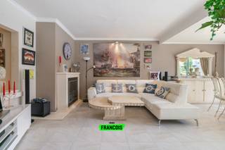 Op zoek naar een appartement te koop in Ruisbroek met een rustige ligging? Dan is dit verzorgde appartement op de eerste verdieping zeker een bezoek waard. Gelegen in een doodlopende straat, nabij alle voorzieningen.<br /><br />Met een oppervlakte van 75 m² biedt dit instapklaar appartement een lichtrijke leefruimte waar comfort centraal staat. De woonkamer is uitgerust met een elektrische haard die zorgt voor extra warmte en gezelligheid. Het appartement omvat een leefruimte, keuken, badkamer, berging en twee slaapkamers van respectievelijk 11,5 m² en 9 m². Daarnaast beschikt het appartement over twee terrassen, waaronder een zuidgericht terras aan de leefruimte dat uitgerust is met een elektrische zonnetent. Verder beschikt het appartement over een private kelderberging en een garagebox die verplicht mee aan te kopen is voor €21.000.<br /><br />De ligging in Ruisbroek combineert rust met een vlotte bereikbaarheid. De mobiscore van 8,6/10 bewijst dat winkels, scholen, openbaar vervoer en belangrijke invalswegen zich op korte afstand bevinden, waardoor deze eigendom een interessante keuze vormt voor eigen bewoning of als investering.<br /><br />Neem vandaag nog contact op met Immo Francois en plan een bezoek. <br /><br />Denk je eraan om je woning in Sint-Pieters-Leeuw te verkopen? Neem vrijblijvend contact op met Mathias van Immo Francois voor een gratis schatting via meire@immofrancois.be.<br /><br />