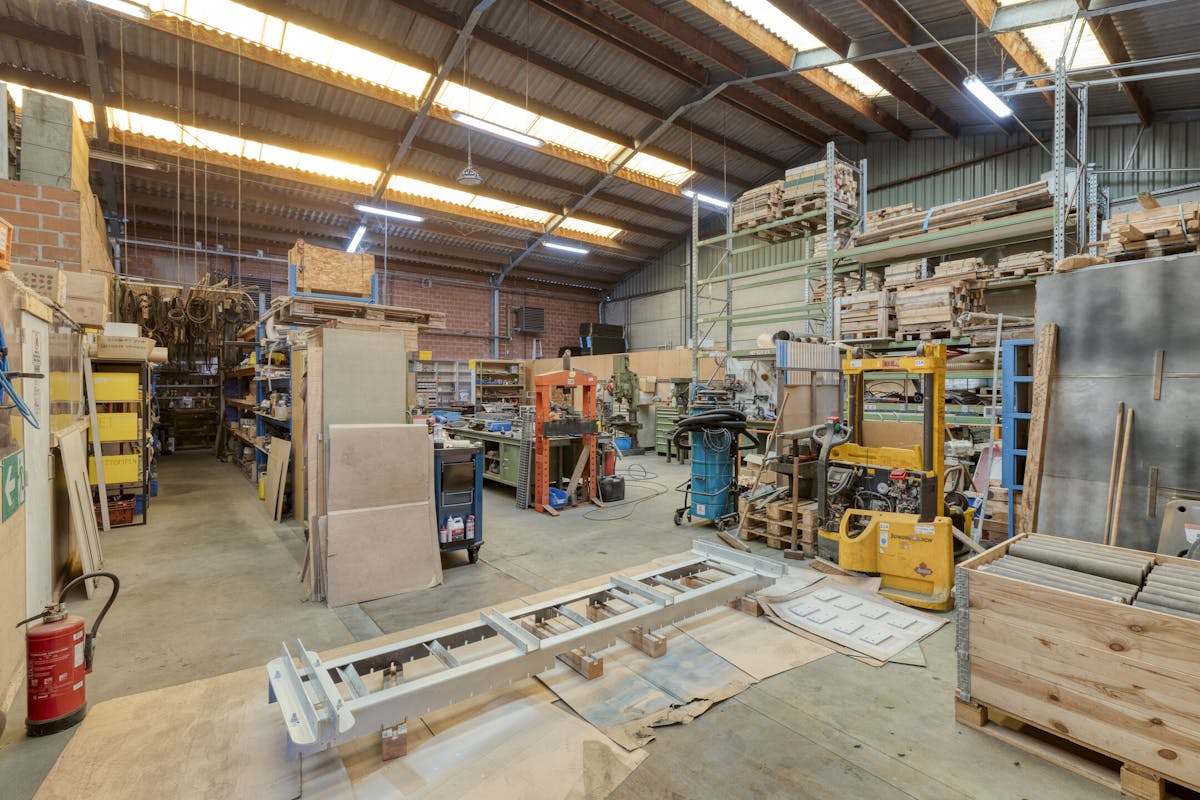 Entrepôt (400 m²) avec maison (229 m²) sur un terrain de 4000 m² - photo 4