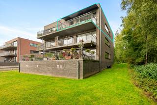 We vinden dit appartement terug in een recente woonwijk, zeer rustig gelegen in een straat zonder doorgaand verkeer. Doch op slechts 4' bent u aan...