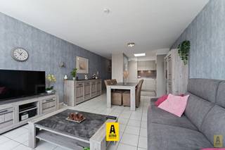 Perfect instapklaar (mogelijkheid tot gemeubelde aankoop) en zonnig appartement gelegen op de eerste verdieping (geen lift) van de laagbouw in...