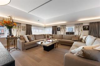 PRIJS OP AANVRAAGOntdek een unieke kans in Tongeren: een uiterst luxueus appartement (2008) van 365 m² met een zonnig terras op een toplocatie, met...