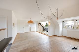 BEZOEKDAG 7/03 van 10u tot 13u – enkel op afspraakOntdek dit uitzonderlijk ruim dakappartement van maar liefst 156 m², gelegen op de derde...