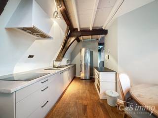 Uniek en authentiek appartement te huur op de derde verdieping, gelegen in de bekende Kammenstraat. Stap binnen in dit charmante appartement dat voorzien is van alle comfort.<br /><br />De leefruimte met parketvloer baadt in natuurlijk licht en biedt zicht op de kathedraal. Aansluitend bevindt zich de open keuken, uitgerust met een vaatwasser, keramische kookplaat, combi oven/microgolf en een koelkast met vriezer.<br /><br />Achteraan het appartement is er een bureauruimte die perfect kan dienen als extra slaapkamer. Daarnaast bevindt zich de recent vernieuwde, afgesloten badkamer met douche, lavabo en wasmachine. De hal is voorzien van een gastentoilet.<br /><br />Via een laddertrap bereikt u de slaapkamer, die is opgedeeld in een slaapgedeelte en een dressing, eveneens met zicht op de kathedraal.<br /><br />De algemene kosten bedragen €50 per maand, inclusief een voorschot op water. Het appartement kan gemeubeld verhuurd worden en is onmiddellijk beschikbaar.