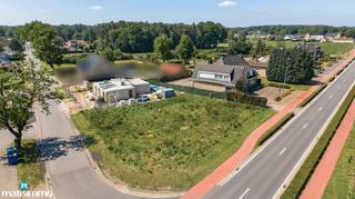 BOUWGROND OP HOEKPERCEEL VOOR OPEN BEBOUWING IN NIEL-BIJ-AS<br /><br />*** Bekijkt u deze bouwgrond via een aanverwante website? Surf dan naar https://matisimmo.be/nl/aanbod/4400563/bouwgrond-te-koop-in-3665-as en klik op de link voor het INTERACTIEF GRONDPLAN: https://grondplan.matisimmo.be/grondplan/?map=AsJagersdreef2 ***<br /><br />Deze bouwgrond biedt de mogelijkheid voor het bouwen van een woning in open bebouwing in Niel-Bij-As, een groene omgeving met veel natuur en bos, doch dichtbij verschillende faciliteiten en met een vlotte bereikbaarheid naar oa Genk en Maastricht via de E314.<br /><br />Totale oppervlakte: 721 m² of 7a 21ca<br /><br />De maximale afmetingen van de woning zijn als bouwdiepte 12 meter en bouwbreedte 14 meter.<br /><br />Er is reeds een vergund architectuurplan voorhanden, wat een extra troef is om sneller te beginnen aan het bouwproces. Deze woning wordt getoond op de digitale impressies tussen de foto’s. Uiteraard kan men ook zelf een nieuwe bouwaanvraag indienen voor een woning naar keuze volgens onderstaande bouwvoorschriften (plat of hellend dak is toegelaten).<br /><br />Er zijn onder meer volgende verkavelingsvoorschriften van toepassing:<br />- appartementen zijn niet toegelaten<br />- bestemd voor open bebouwing<br />- maximaal 2 bouwlagen onder de kroonlijst<br />- maximaal 2 bijgebouwen toegestaan in de achtertuin met een totale opp. van max. 10% van de achtertuinzone<br />- zowel plat dak als hellend dak zijn toegelaten:<br />- bij een plat dak is de max. kroonlijsthoogte 6,50m boven het vloerpeil gelijkvloers<br />- bij een hellend dak is de max. kroonlijsthoogte 6m boven het vloerpeil gelijkvloers<br />- bij een hellend dak is de max. dakhelling 40° met een max. nokhoogte van 11m boven het vloerpeil gelijkvloers<br /><br />Voor meer informatie omtrent deze bouwgrond kan u vrijblijvend contact opnemen met ons kantoor via 089/44.00.00 of info@matisimmo.be<br /> 