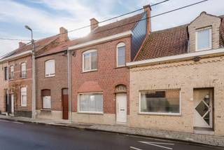 Achter een verzorgde gevel schuilt deze charmante woonst. Bij het binnenkomen word je verwelkomd in de inkomhal met een authentieke tegel die meteen karakter uitstraalt. Vanuit de inkom betreed je de leefruimte die zich uitstrekt van de voor- tot de achterzijde van de woning. Deze is ingedeeld in een gezellige tv-hoek, een eetplaats en een open keuken, die een mooi uitzicht biedt op de tuin en zo zorgt voor een aangename connectie tussen binnen en buiten.<br /><br />Aansluitend vind je de badkamer, uitgerust met de nodige voorzieningen voor een badkamermeubel en een douchecabine. Ook de aansluiting voor wasmachine en droogkast is hier praktisch ondergebracht.<br /><br />Op de eerste verdieping bevinden zich twee ruime slaapkamers, via een vaste trap bereik je de zolderverdieping, waar je eenvoudig één of zelfs twee extra kamers kan creëren, volledig naar jouw wensen.<br /><br />Tot slot beschikt de woning over een kelder en is er achteraan in de tuin een praktische tuinberging, perfect voor het opbergen van fietsen en tuingereedschap. <br /><br /><br />Waarom net dit aanbod overwegen?<br /><br />-> aangename tuin<br />-> veel lichtinval<br />-> nabij centrum<br />-> zonneterras<br />-> extra kamer(s) mogelijk op zolder <br /><br />Interesse, bel 0486 05 88 88<br />Attesten &amp; documenten: www.nestr.be