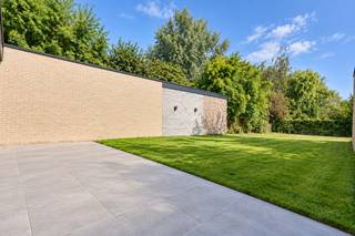 Compleet tot in de puntjes gerenoveerde, stijlvolle woning op een perceel van 490 m2 aan de dorpskern van Kaprijke.

Kaprijke combineert het beste van landelijk wonen met een aangename, levendige dorpssfeer. Te midden van het groene Meetjesland geniet je hier van rust, ruimte en prachtige fiets- en wandelroutes, terwijl winkels, horeca en dagelijkse voorzieningen vlot bereikbaar blijven. De gezellige dorpskernen van Kaprijke, het omliggende groen en de centrale ligging maken de gemeente aantrekkelijk voor wie comfortabel wil wonen met natuur en ontspanning vlakbij.

De woning werd intensief en vakkundig verbouwd en geniet van alle hedendaags comfort. Op het gelijkvloers is er een inkom, een gelijkvloerse multifunctionele kamer, een open, compleet uitgeruste keuken, een leefruimte, een berging, een badkamer, een inpandige garage met doorgang naar de tuin en een wasplaats. De woning geniet tevens van een ruime en droge kelder. Op de verdieping bevinden zich drie 2-persoonslaapkamers en een luxueuze badkamer. De overloop kan perfect dienen als extra bureel- of leesruimte. De technische ruimte voorziet de warmtepomp, de zonnepanelen en het ventilatiesysteem D met warmterecuperatie. Deze BEN-woning is compleet klaar voor de toekomst en bijgevolg heel energiezuinig.

Een ruim, zonnig terras sluit mooi aan bij de living en de tuin.

Wens je een bezoek aan deze knappe en zo goed als nieuwe woning?
Vraag een bezoek aan bij Vastgoed Unicum op het nummer 09 336 16 15 of stuur een e-mail naar info@vastgoedunicum.be