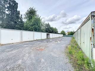Opbrengsteigendom: 10 betonnen garageboxen te koop nabij het centrum van Sint-Eloois-Vijve. Ideale investering!De garageboxen beschikken over...