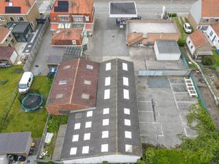 Gelegen aan de belangrijkste invalsweg van De Haan aan Zee, biedt dit terrein een unieke kans voor projectontwikkeling en/of retail.<br /><br />• Adres: Nieuwe Steenweg 183, De Haan<br />• Oppervlakte: 1500 m²<br />• Bestemming: Woongebied (volgens gewestplan)<br /><br />Bestemmingsmogelijkheden<br />Dit onroerend goed bevindt zich in een woongebied en biedt diverse mogelijkheden voor:<br />• Wonen<br />• Handel<br />• Dienstverlening<br />• Ambacht<br />• Kleinbedrijf<br /><br />Planningsinformatie<br />• BPA/GRUP: Niet gelegen in een Bijzonder Plan van Aanleg, Gewestelijk of Gemeentelijk Ruimtelijk Uitvoeringsplan.<br />• Verkaveling: Geen goedgekeurde, niet-vervallen verkaveling van toepassing.<br />• Bouwkundig erfgoed: Het terrein is niet geïnventariseerd als bouwkundig erfgoed, waardoor bestaande gebouwen en constructies deels of volledig gesloopt kunnen worden.<br /><br />Dit terrein biedt een uitstekende investeringsmogelijkheid voor ontwikkelaars en ondernemers die willen profiteren van de gunstige ligging en veelzijdige gebruiksmogelijkheden. <br /><br />Voor meer informatie of een bezichtiging, aarzel niet om ons te contacteren! <br /><br />Ref.: 15819