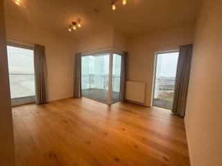 <p>Quares - Group TREVI presenteert :<br />Ontdek dit stijlvolle en lichtrijke 2-slaapkamerappartement met een warm parketvloer en een open keuken. De keuken is uitgerust met een ingebouwde vaatwasser, koelkast, microgolfoven en een inductiekookplaat.<br /><br />Dankzij de grote raampartijen geniet je van overvloedig natuurlijk licht en directe toegang tot het ruime terras, waar een adembenemend panoramisch uitzicht over Antwerpen op je wacht. Daarnaast beschikt het appartement over een praktische opbergruimte met aansluiting voor een wasmachine en droogkast.<br /><br />Een ideale woonplek voor wie houdt van modern comfort, rust en een uniek uitzicht.<br /><br />Huurprijs: €925<br />Vaste kosten: €110 voor verwarming en onderhoud gemene delen<br />Niet inbegrepen: water, elektriciteit en internet<br /><strong>Optioneel: </strong>Ondergrondse parkeerplaats voor €100/maand<br /><br />Interesse? Vul dan snel je gegevens in!</p>
