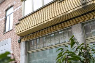 Welkom in dit prachtige woonhuis gelegen in het hart van Ronse, een voormalige handelspand dat volledig is getransformeerd in een modern en gezellig woonpaviljoen. Dit unieke pand combineert het beste van stedelijk wonen met een subtiele charme die je onmiddellijk voelt wanneer je binnenkomt.Met een bewoonbare oppervlakte van 152 vierkante meter en een grondoppervlak van 56 vierkante meter, biedt dit eigendom een efficiënte en verstandige ruimteindeling. De woning beschikt over twee slaapkamers en twee badkamers, waardoor comfort en gemak gegarandeerd zijn.Het interieur straalt rust en elegantie uit dankzij de zorgvuldig ontworpen ruimtes met natuurlijke verlichting die door grote ramen binnenkomt. De open woonkeuken is uitgerust met moderne inbouwapparatuur en voorzien van een stijlvol koperkleurig backsplash dat een warm accent toevoegt. Houten vloeren doorheen de woning creëren een warme en gastvrije sfeer.Het woongedeelte nodigt uit tot ontspanning met comfortabele zithoeken en een elegant eetplaats. Brede raampartijen bieden overvloedige daglicht en geven de ruimtes een openheid die aangenaam voelt.Beide slaapkamers zijn goed gesitueerd en voorzien van ramen die voor natuurlijke ventilatie zorgen. De twee badkamers zijn modern ingericht met praktische voorzieningen en ruime opbergruimte.Het terras biedt een aangename buitenruimte waar je kunt ontsnappen voor een moment van kalmte. Dit privégedeelte is perfect voor het genieten van frisse lucht en het creëren van aangenaam buiten voor- en naseizoen.De woning is gelegen in een aangename woonbuurt met gemakkelijke toegang tot winkels, restaurants en andere nutsvoorzieningen. Ronse is een charmante stad met een rijke cultuur en charme, ideaal voor wie de voordelen van stadsleven waardeert.Dit voormalige handelspand is een ongewone kans voor degenen die op zoek zijn naar een onderscheidend woonpaviljoen met karakter, moderne voorzieningen en een perfecte ligging in hartje Ronse.Te koop via Immo Beguin, jouw vastgoedexpert sinds 2009. Met kantoren in Ronse, Waregem, Kortrijk, Deinze, Doornik en Lessines.✉️ info@immobeguin.be📞 +32 486 60 66 00