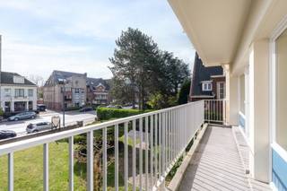 <strong>--- NIEUW --- Top gelegen gerenoveerd één slaapkamer appartement met terras.</strong><br /><br />Instapklaar modern appartement (45m²) gelegen te Gent - De Sterre.<br />Het appartement heeft door zijn grote glaspartijen veel lichtinval. Dit zowel in de leefruimte, keuken als in de slaapkamer.<br /><br /><strong>Indeling;</strong><br />- Inkomhal<br />- Badkamer<br />- Toilet<br />- Uitgeruste keuken<br />- Leefruimte met eethoek, zithoek en aansluitend terras<br />- 1 volwaardige slaapkamer <br />- Grote bergruimte<br />- Garagebox (mogelijkheid mee aan te kopen)<br /><br /><strong>Bijkomende troeven;</strong><br />Het appartement is zeer vlot bereikbaar en is gelegen op fiets-/wandelafstand van Centrum Gent. Alle nodige voorzieningen zijn in de directe nabijheid terug te vinden zoals winkels, scholen, openbaar vervoer, etc.<br /><br />- Instapklaar appartement (zowel geschikt voor eigen bewoning als voor verhuur).<br />- CV op aardgas.<br />- Grote glaspartijen waardoor er veel lichtinval is.<br />- Afzonderlijke tellers voor elektriciteit, gas en water.<br />- Mogelijkheid tot aankoop van een garagebox.<br />- MOBI-score = 9,4!<br /><br /><strong>VANAFPRIJS: €260.000,-<br />Interesse in deze unieke opportuniteit?<br />📞 Contacteer Michel Spruyt via 09/311.89.90<br />🌐 Of vraag uw bezoek aan via www.vastgoedspruyt.be</strong><br /><br /><strong>De verkoopdocumenten zijn ter inzage via: https://vastgoedspruyt.sharepoint.com/:f:/g/IgDCviT-KVEjRYtw-4H1dVv5AXc3zEkO59VGYoG3JLpt_ow?e=sf3k62</strong><br /><br /><strong>Vg-Gvv-Wg-Vkr-Gmo. Niet asbestvrije woning - Geen beschermd monument - Geen bouwkundig erfgoed - Overstromingsgevoeligheid; P-score; D & G-score; A.</strong><br />