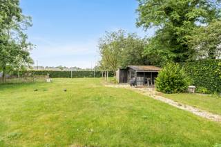 <p>Deze instapklare en verrassend ruime woning is gelegen in het centrum van Beveren-Leie en beschikt over een grote, zonnige tuin. De woning omvat drie volwaardige slaapkamers en een extra ruime kamer die perfect kan worden ingericht als vierde slaapkamer, bureau of hobbyruimte. Op de verdieping bevindt zich bovendien een afzonderlijke kamer die eveneens kan dienen als slaapkamer of extra bergruimte. De ruime zolder biedt daarnaast nog heel wat stockagemogelijkheden en een ruime inpandige garage.</p>
<h3>Indeling</h3>
<ul><li><strong>Gelijkvloers: </strong>Inkomhal met gastentoilet, Ruime en lichtrijke leefruimte met eetplaats, Keuken, Drie slaapkamers, Extra polyvalente ruimte (slaapkamer, bureau of hobbykamer), Badkamer en Inpandige garage.</li><li><strong>Verdieping:</strong> Ruime zolder en Afzonderlijke kamer (slaapkamer, bureau of berging)</li></ul>
<h3>Troeven</h3>
<ul><li>Gelijkvloerse woning</li><li>Vier slaapkamers mogelijk</li><li>Grote en zonnige tuin</li><li>Ruime zolder met veel bergruimte</li><li>Centrale ligging in Beveren-Leie</li></ul>
<p><strong>Wenst u meer informatie of een bezoek ter plaatse? </strong>Contacteer dan <strong>Sofie Bossuyt</strong> op <strong>0474 222 182</strong>.</p>