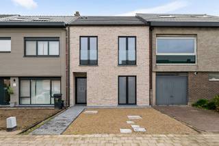 Ontdek deze prachtige nieuwbouwwoning die comfort, stijl en energiezuinigheid perfect combineert! Bij het binnenkomen word je verwelkomd in een...