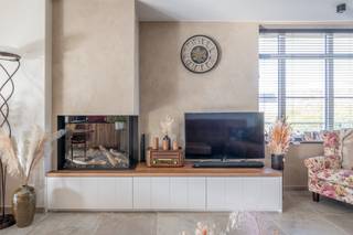 Deze woning, gebouwd in 2022 is perfect onderhouden en verrassend ruim. Zeer centraal gelegen en vlotte verbinding naar grootwegen; op een boogscheut van De Gavers.<br /><br />Op het gelijkvloers hebben we volgende indeling: inkom met trappenhal, apart toilet, woonkamer met eetplaats, keuken en berging, een eerste slaapkamer met douchekamer en voldoende bergruimte. Als leuke extra is er de wintertuin die aansluit op de leefruimte. De eerste verdieping beschikt over 3 ruime slaapkamers, een tweede badkamer en apart toilet. De ruime zolder via een trapluik.<br />Troeven:<br /><br />Outdoor Living by Brustor<br />Aangelegde tuin, veranda en 3 tuinbergingen<br />Openhaard op gas<br />16 zonnepanelen + laadpaal<br />Airco<br />2 Badkamers<br />Zolderruimte met natuurlijk licht<br />Epc 18 kWh/m2; Elektrische keuring conform<br /><br />Bezoeken op afspraak.<br />Elk bod gelijk aan of hoger dan de vermelde prijs wordt voorgelegd aan de eigenaars die hier al dan niet kunnen op ingaan.<br /><br /><br />Interesse of meer info? Neem contact op het nummer 0492 10 55 16 of via simon@karolienlafaut.be<br /> 