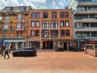 <p><span>Modern appartement in Westende - Volledig gerenoveerd </span></p><p><span> </span></p><p><span>Dit charmante appartement van 54m² bevindt zich in het gezellige kuststadje Middelkerke en biedt een perfecte combinatie van modern comfort en praktische indeling.</span></p><p><span> </span></p><p><span>Indeling:</span></p><p><span>Inkomhal, lichtrijke woonkamer met ingerichte keuken.</span></p><p><span>1 slaapkamer en 1 gastenkamer/bureau.</span></p><p><span>Moderne badkamer voorzien van een inloopdouche met glazen wand,dubbele wastafel en wc.</span></p><p><span>Het appartement beschikt over een privé buitenruimte met karaktervolle stenen muren en dezelfde decoratieve tegels als in de keuken.</span></p><p><span>Privatieve kelder inbegrepen.</span></p><p><span>Gelegen op een toplocatie in Westende, wandelt u binnen enkele seconden naar het brede zandstrand, de zeedijk en de gezellige winkelstraten met diverse restaurants. <br />Ook het openbaar vervoer (kusttram) en diverse wandel- en fietsroutes bevinden zich in de directe nabijheid. <br /><br /></span></p><p><span> </span></p>