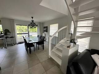 Prachtig lichtrijk duplex (triplex) appartement, groot terras en vrij uitzicht over de velden en natuur.<br />115m2 gelegen op 1ste en tweede verdieping met ruime zolder als extra.<br />3 slaapkamers, airconditioning aanwezig, badkamer met douche en ligbad en toilet, gastentoilet in inkomhal, leefruimte en terras genieten van prachtig weids uitzicht ,lage syndicuskosten, exclusief gesloten garage verplicht bij aan te kopen voor 25000€ , inclusief een prive autostaanplaats voor het gebouw. Epc B , bwjr 2005<br />