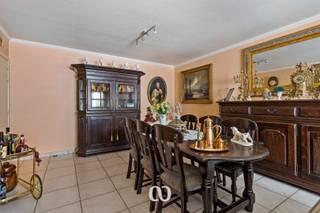 Ben jij op zoek naar een gelijkvloersappartement dat comfort, ruimte en een praktische ligging combineert? Gevonden!<br /><br />De vlot bereikbare locatie in het centrum van Oudenaarde, de grote lichtrijke living en de extra bergruimte zijn slechts enkele van de vele troeven die dit appartement te bieden heeft.<br /><br />Bij binnenkomst via de ruime inkomhal heb je toegang tot de twee volwaardige slaapkamers, een nette badkamer en een handige berging. Wanneer je verder doorloopt, kom je terecht in de grote, gezellige living die mooi aansluit op de keuken.<br /><br />Bovendien wordt er een garagebox mee verkocht met dit appartement voor €20.000, ideaal om je wagen veilig te parkeren of extra opslagruimte te hebben.<br /><br />Kortom: dit is het appartement waar jij al lang naar op zoek bent. Contacteer ons vandaag nog voor een bezoek!