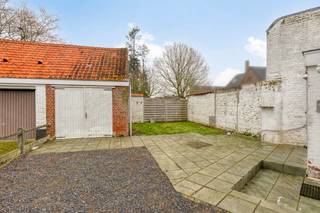 Bent u op zoek naar een huis met potentieel in Anzegem? Deze halfopen woning vormt de perfecte basis voor wie op zoek is naar een renovatieproject of een opfriswoning die volledig naar eigen smaak ingericht kan worden. Dankzij de praktische indeling en solide structuur realiseert u hier moeiteloos uw droomwoning.<br /><br />Deze woning geniet van een strategische ligging nabij het centrum van Anzegem. U bevindt zich nabij belangrijke invalswegen, wat zorgt voor een vlotte verbinding. Bovendien liggen lokale winkels, scholen en het openbaar vervoer op wandelafstand.<br /><br />INDELING<br /><br />Gelijkvloers<br />inkomhal - ruime leefruimte - ruime keuken - apart toilet - badkamer - tuin met terras - garage<br /><br />Eerste verdieping<br />nachthal - slaapkamer 1 - slaapkamer 2<br /><br />Zolder met luik<br /><br />ALGEMEEN<br /><br />- Centrale verwarming: gas<br />- PVC: dubbel glas<br />- EPC: D<br />- Elektriciteit gekeurd en conform<br />- Vloerplaat zolder geïsoleerd<br />- Gerenoveerd in 2017 <br /><br />Ben je geïnteresseerd in dit te renoveren huis en wens je een bezoek te brengen? Aarzel dan zeker niet om mij te contacteren op 0472 18 64 20 of mail naar matisse.vandererven@dewaele.com.<br /><br />Disclaimer: De AI-visualisaties zijn bedoeld als inspiratie. Er werd geen rekening gehouden met technische specificaties, stedenbouwkundige voorschriften of de concrete mogelijkheden tot realisatie.<br /><br />EPC: 351 kWh/m² / UC: 20260210-0003798487-RES-1<br />EPC: 351.0 kWh/m² / UC: 20260210-0003798487-RES-1