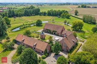 Volledig gerenoveerde hoeve in U-vorm met volgende faciliteiten: privéwoning (living, keuken, slaapkamer, badkamer), b&b met 3 ingerichte...