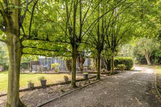 In de residentiële wijk 'Loveld' bieden wij deze charmante bungalow te koop aan op een uitzonderlijk royaal perceel van maar liefst 3.180 m². Dit ruim stuk grond biedt  privacy en groen, gecombineerd met een ongeëvenaarde centrale ligging.<br /><br />U woont hier op een boogscheut van het bruisende centrum van Aalter, waar scholen, winkels, horeca en het station vlot bereikbaar zijn. Bovendien geniet u van een uitstekende en snelle verbinding naar de E40 richting Gent en Brugge. Zoekt u een veelzijdige bouwgrond in Aalter of droomt u van een bungalow te koop op een absolute toplocatie? Neem vandaag nog contact met ons op om de diverse mogelijkheden van dit uitzonderlijke vastgoed te ontdekken.<br /><br />Bestuursmaatregelen in het maatregelenregister: nee<br /><br />Deze AI-visualisaties zijn bedoeld als inspiratie. Er werd geen rekening gehouden met technische specificaties, stedenbouwkundige voorschriften of de concrete mogelijkheden tot realisatie.