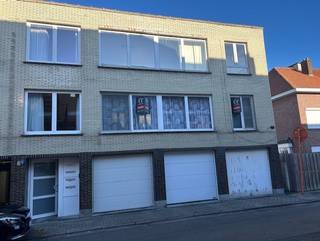 Ontdek dit charmante appartement op de eerste verdieping, ideaal gelegen in Aalst op korte afstand van OLV-ziekenhuis , het openbaar vervoer, zwembad, winkels en scholen . Perfect voor wie comfortabel wil wonen met alle voorzieningen binnen handbereik. Het appartement bestaat uit ruime living met aparte keuken, badkamer, 2 slaapkamers en berging. Dankzij de grote raampartijen en gunstige oriëntatie geniet je de hele dag van overvloedig natuurlijk licht, wat zorgt voor een aangename woonbeleving. Als extra troef zijn er geen syndicuskosten , en is de ruime garage en tuintje op het gelijkvloers inbegrepen in de verkoopprijs!!  Dit appartement is perfect als eerste woonst of duurzame investering. Vraag NU vrijblijvend een bezoek aan!