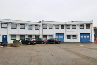 <strong>Drie kantoorruimtes (N3-N5) van totaal 115 m² + twee opslagruimtes (N1-N2) van totaal 100 m² in het gekende Bedrijvencentrum van Tienen aan een zeer interessante huurprijs met o.a. soepele huurvoorwaarden, ruime parkeermogelijkheden voor uw medewerkers en klanten, topligging nabij E40 en station, etc.! Plan beschikbaar onderaan deze pagina.</strong><br /><br /><span>De prijzen van de kantoor- en opslagruimtes zijn als volgt:</span><br />- opslagruimte N1: 420 EUR/maand exclusief btw;<br />- opslagruimte N2: 420 EUR/maand exclusief btw;<br />- kantoorruimte N3: 1170 EUR/maand exclusief btw;<br />- kantoorruimte N4: 655 EUR/maand exclusief btw;<br />- kantoorruimte N5: 738 EUR/maand exclusief btw;<br /><br /><strong>Deze drie kantoorruimtes en twee opslagruimtes dienen samen gehuurd te worden. Apart huren is niet mogelijk.</strong><br /><br />Het bedrijvencentrum beschikt daarnaast ook over ruim aanbod van faciliteiten:<br />- een ruim onthaal met display en expositieruimte;<br />- beveiliging door Securitas;<br />- globale verzekering (afstand van verhaal)<br />- een digitale telefooncentrale;<br />- een modern breedband netwerk;<br />- conferentie- en vergaderzalen;<br />- cafetaria en rusthoeken;<br />- een kitchenette op elke verdieping;<br />- een totempaal met digitaal scherm met de vermelding van uw bedrijf;<br />- ruime parkeermogelijkheid voor uw medewerkers en klanten (met badge-systeem, 24/7 bereikbaar);<br />- fotokopieer- en faxapparatuur;<br />- scanners;<br />- data/videoprojector;<br />- adres en post (eigen brievenbus);<br /><br /><strong>Het bedrijvencentrum is gelegen op een verkeerstechnische topligging t.o.v. E40, station, openbaar vervoer, winkels, restaurants, etc.</strong><br /><br />Interesse? Mail naar laurens@immogve.be of bel naar 0496 07 89 48.