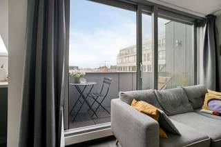 Ce lumineux appartement de 3 chambres est situé au troisième étage d'une petite résidence bien entretenue construite en 2014. Grâce à son emplacement idéal à proximité de la Lys et du centre, cet appartement allie un cadre de vie agréable à une accessibilité facile. La finition soignée, l'aménagement pratique et l'espace supplémentaire au quatrième étage ne sont que quelques-uns des nombreux avantages.<br /><br />Par le hall d'entrée avec toilettes invités, vous entrez dans le salon lumineux avec une cuisine ouverte. Depuis le salon, on accède à la terrasse.<br /><br />De plus, l'appartement du troisième étage dispose de deux chambres, d'une salle de bain bien entretenue et d'un débarras pratique. Un avantage particulier est l'escalier de l'appartement qui donne accès au quatrième étage. Voici une troisième pièce extrêmement spacieuse, qui peut être parfaitement aménagée en chambre supplémentaire, bureau, salle de loisirs ou salle polyvalente.<br /><br />De plus, l'appartement dispose d'un débarras privé dans le garage souterrain. Une place de parking dans ce garage souterrain doit être achetée pour un prix fixe de 20 000€.<br /><br />Avantages :<br /><br />Appartement lumineux de 3 chambres<br />Petite résidence depuis 2014<br />Troisième chambre extrêmement spacieuse au quatrième étage<br />Terrasse<br />Cuisine ouverte et rangement pratique<br />Rangement privé dans le garage souterrain<br />Une place de parking doit être achetée pour 20 000€<br />Emplacement privilégié à proximité de la Lys et du centre<br /><br />Intéressé ? Planifiez votre visite pour la journée de visionnage du samedi 26 septembre via l'agenda en ligne sur Dewaele.com !<br /><br />Vous pouvez consulter les conditions générales de Dewaele DIY sur dewaele.com.<br /><br />Registre des mesures: non