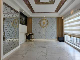 We komen deze volledig gerenoveerde bel-étagewoning binnen via de uitnodigende hall. Op de eerste verdieping vinden we de lichtrijke, ruime leef- en zitkamer, een tot in de puntjes ingerichte keuken en een aanpalende zonnekamer met zicht op de tuin. <br /><br />De master bedroom is de eyecather van de tweede verdieping, waar we ook nog een prachtige dressing aantreffen, een slaapkamer, 2 opbergruimtes en een luxebadkamer met douche en toilet. De zeer ruime zolderverdieping, bereikbaar via een vaste trap, biedt een zee van ruimte en is op vandaag ingericht als slaapkamer voor 3 kinderen. <br /><br />Op de gelijkvloerse verdieping vinden we nóg een luxueuze badkamer met lavabo, douche en toilet. Onder de trap is er handige opbergruimte voorzien. Daarnaast is er nog een zeer ruime inpandige garage (met elektrische poort) die dienst kan doen als was- en opbergruimte maar die ook keukenvoorzieningen heeft. Er is een rechtstreekse toegang tot de ruime tuin. <br /><br />+ EPC A (20 zonnepanelen in de prijs inbegrepen)<br />+ vlotte bereikbaarheid<br />+ volledig instapklaar