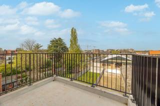 <p>Nieuwbouwappartement met 2 slaapkamers en terras te koop onder REGISTRATIERECHTEN</p><p>Dit nieuwbouwappartement bevindt zich op een uitstekende locatie in Merksem nabij de Bredabaan. Vlotte bereikbaarheid en op wandelafstand van scholen, winkels en openbaar vervoer.</p><p>Indeling: inkomhal met gastentoilet, via moderne glazen deur naar lichte leefkamer op parket, volledig ingerichte luxe-keuken met alle toestellen, bijkeuken/technische ruimte, volwaardig terras, 2 slaapkamers aan de voorzijde, badkamer met instapdouche en 2de toilet.</p><p>Extra's:</p><p>- Verkoop nieuwbouw onder registratierechten</p><p>- Super-energiezuinige appartementen: zonnepanelen, volledige geïsoleerd, vloerverwarming,…</p><p>- Lage algemene kosten!</p><p>Info/bezoek: 03/283 83 00 - noord@sinjoor.be<br /> </p>