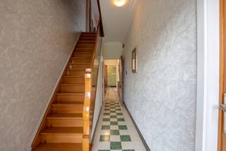 Deze verzorgde, degelijke woning is zeer centraal gelegen met een een goede verbinding naar autosnelwegen en openbaar vervoer. Het is een heel...