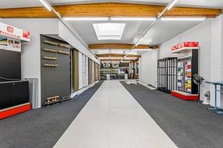 Gelegen op een toplocatie in het hart van Izegem, bevindt dit charmante handelspand met woonst zich op een steenworp van winkels, openbaar vervoer en belangrijke invalswegen. Dankzij de uitstekende zichtbaarheid en centrale ligging is dit een ideale plek voor wie een eigen zaak wil uitbaten of op zoek is naar een rendabele investering.<br />Het perceel heeft een oppervlakte van 629 m², breedte voorgevel ca. 19 m, diepte ca. 44 m.<br /><br />Indeling:<br />HANDELSRUIMTE: GLV - handelspand met open ruimte die naar eigen wens kan ingericht worden, garagepoort met inrijpoort, atelier en kelder. Perfect geschikt voor een winkel, kantoor of praktijkruimte.<br />WONING: 1e VERDIEPING - een gezellige leefruimte, een open keuken<br />2e VERDIEPING - nachthal, drie slaapkamers en badkamer met bad en inloopdouche.<br /><br />Troeven van dit pand:<br />- Toplocatie in het centrum van Izegem<br />- Ruime handelspand met veel potentieel<br />- Instapklare duplex woonst op de eerste verdieping<br /><br />Contacteer ons voor meer informatie of een bezoek via bo@panorama.immo of 0479 109 908.<br />