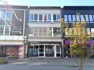 <p>Ruim dakappartement (105m²) met 2 slaapkamers in hartje Herentals.</p>
<p>Dit lichtrijke dakappartement bevindt zich in de bekende Zandstraat, op enkele stappen van de Grote Markt. Alle voorzieningen zoals winkels, scholen en openbaar vervoer zijn op wandelafstand, terwijl de invalswegen en de oprit van de E313 vlot bereikbaar zijn. Een topligging voor wie houdt van het gemak van de stad, zonder in te boeten aan rust en comfort.</p>
<p>Het appartement is gelegen op de tweede en hoogste verdieping van een kleinschalig gebouw zonder lift. Dankzij deze opbouw zijn er geen bijkomende gemeenschappelijke kosten buiten de blokverzekering, en geniet u van maximale rust zonder bovenburen.</p>
<p>Bij binnenkomst komt u in een ruime inkomhal met lichtkoepel die zorgt voor natuurlijk daglicht. De gezellige leefruimte kijkt uit op de Zandstraat en biedt voldoende plaats voor zowel een zithoek als een eethoek. Aansluitend bevindt zich de aparte keuken, die uitgerust is met een gasfornuis, dampkap, spoelbak, vaatwasser en koelkast.</p>
<p>De badkamer beschikt over een lavabo, een combinatie van bad en douche, en een toilet. Aan de rustige achterzijde van het appartement bevinden zich twee volwaardige slaapkamers met zicht op het groen. De master bedroom geeft toegang tot een aangenaam terras, waar u in alle privacy en stilte kan genieten.</p>
<p>Op het gelijkvloers van het gebouw is er een handelszaak, met daarboven één appartement per verdieping. Hierdoor geniet u van een rustige woonomgeving zonder veel passage of geluidsoverlast. Parkeren in de Zandstraat kan soms een uitdaging zijn, maar op slechts 50 meter van het appartement is er een garagebox beschikbaar. Deze kan gehuurd worden aan €360 per jaar en de huur kan worden overgenomen.</p>
<p>Het appartement is momenteel verhuurd aan €725 per maand, wat het niet alleen geschikt maakt voor eigen bewoning, maar ook als slimme en waardevaste investering met een stabiel rendement.<br /><br />Extra info:<span> Rolluiken aan de slaapkamers I nieuwe HR condensatieketel sinds 2023 I EPC 295 kWh / (m² jaar) label C I watertoets: P-score: A I G-score: A I Vg, Wg, Gvv, Gvkr, Gmo.</span></p>